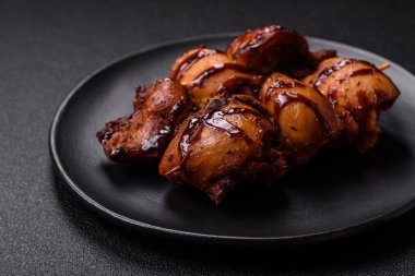 Izgara tavuk ya da hindi şiş kebap. Tuzlu, baharatlı ve çimento kaplı.