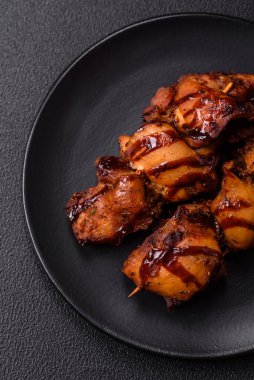 Izgara tavuk ya da hindi şiş kebap. Tuzlu, baharatlı ve çimento kaplı.