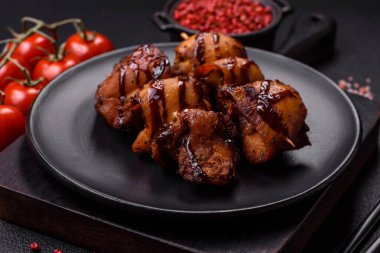 Izgara tavuk ya da hindi şiş kebap. Tuzlu, baharatlı ve çimento kaplı.