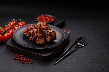 Izgara tavuk ya da hindi şiş kebap. Tuzlu, baharatlı ve çimento kaplı.