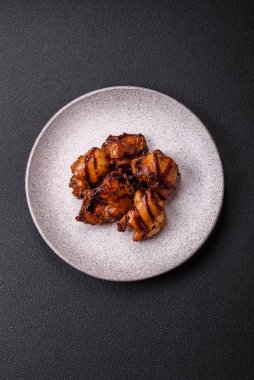 Izgara tavuk ya da hindi şiş kebap. Tuzlu, baharatlı ve çimento kaplı.