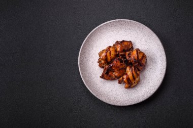 Izgara tavuk ya da hindi şiş kebap. Tuzlu, baharatlı ve çimento kaplı.