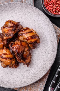 Izgara tavuk ya da hindi şiş kebap. Tuzlu, baharatlı ve çimento kaplı.