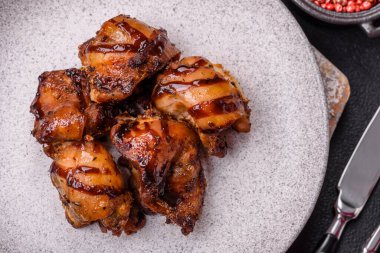 Izgara tavuk ya da hindi şiş kebap. Tuzlu, baharatlı ve çimento kaplı.