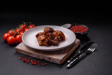 Izgara tavuk ya da hindi şiş kebap. Tuzlu, baharatlı ve çimento kaplı.