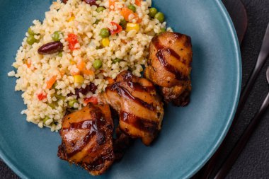 Izgara tavuk ya da hindi şiş kebap. Tuzlu, baharatlı ve çimento kaplı.