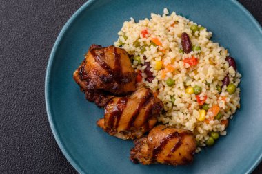 Izgara tavuk ya da hindi şiş kebap. Tuzlu, baharatlı ve çimento kaplı.