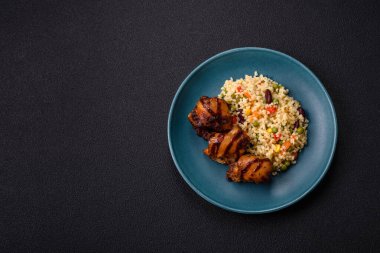 Izgara tavuk ya da hindi şiş kebap. Tuzlu, baharatlı ve çimento kaplı.