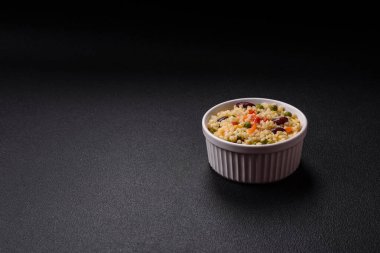 Kaynamış buğday lapası, sebzeli, biberli, bezelyeli, çimento kaplı mısır.