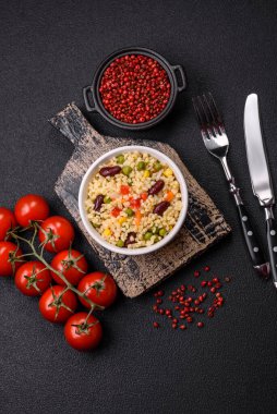 Kaynamış buğday lapası, sebzeli, biberli, bezelyeli, çimento kaplı mısır.