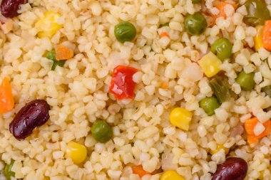 Kaynamış buğday lapası, sebzeli, biberli, bezelyeli, çimento kaplı mısır.