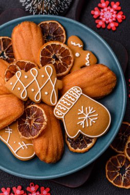 Fransız klasik sünger keki ve Noel motifleri. Tatil için hazırlanıyor.