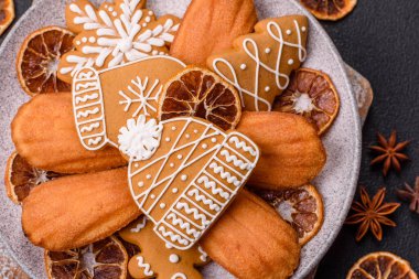 Fransız klasik sünger keki ve Noel motifleri. Tatil için hazırlanıyor.