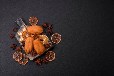 Fransız klasik sünger keki ve Noel motifleri. Tatil için hazırlanıyor.