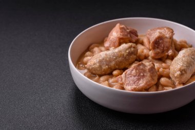 Klasik bir Fransız yemeği olarak fasulye, et ve sosis, sebze, tuz ve baharatlı Cassoulet.