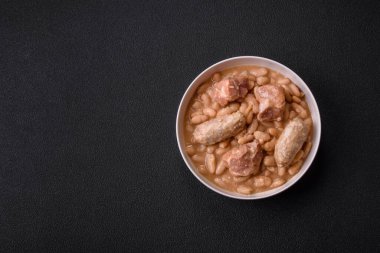 Klasik bir Fransız yemeği olarak fasulye, et ve sosis, sebze, tuz ve baharatlı Cassoulet.