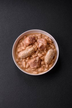 Klasik bir Fransız yemeği olarak fasulye, et ve sosis, sebze, tuz ve baharatlı Cassoulet.