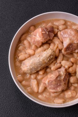 Klasik bir Fransız yemeği olarak fasulye, et ve sosis, sebze, tuz ve baharatlı Cassoulet.