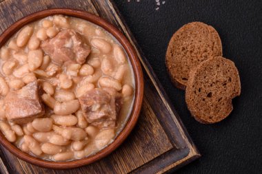 Klasik bir Fransız yemeği olarak fasulye, et ve sosis, sebze, tuz ve baharatlı Cassoulet.