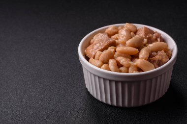 Klasik bir Fransız yemeği olarak fasulye, et ve sosis, sebze, tuz ve baharatlı Cassoulet.