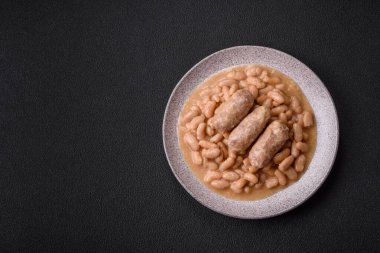 Klasik bir Fransız yemeği olarak fasulye, et ve sosis, sebze, tuz ve baharatlı Cassoulet.