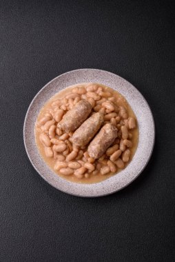 Klasik bir Fransız yemeği olarak fasulye, et ve sosis, sebze, tuz ve baharatlı Cassoulet.