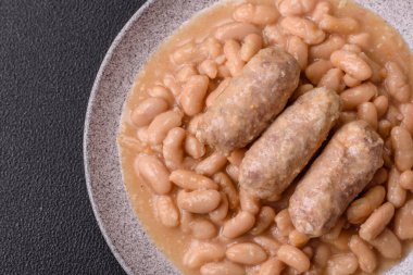Klasik bir Fransız yemeği olarak fasulye, et ve sosis, sebze, tuz ve baharatlı Cassoulet.