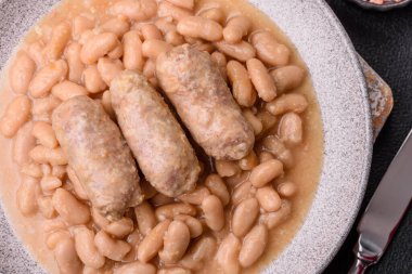 Klasik bir Fransız yemeği olarak fasulye, et ve sosis, sebze, tuz ve baharatlı Cassoulet.