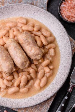 Klasik bir Fransız yemeği olarak fasulye, et ve sosis, sebze, tuz ve baharatlı Cassoulet.