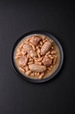 Klasik bir Fransız yemeği olarak fasulye, et ve sosis, sebze, tuz ve baharatlı Cassoulet.