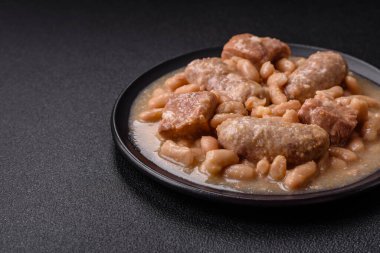 Klasik bir Fransız yemeği olarak fasulye, et ve sosis, sebze, tuz ve baharatlı Cassoulet.