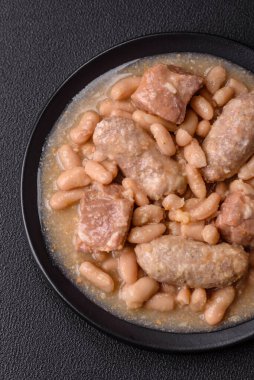 Klasik bir Fransız yemeği olarak fasulye, et ve sosis, sebze, tuz ve baharatlı Cassoulet.