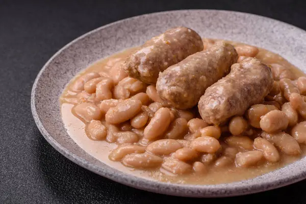 Klasik bir Fransız yemeği olarak fasulye, et ve sosis, sebze, tuz ve baharatlı Cassoulet.