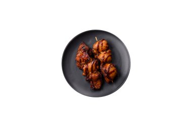 Izgara tavuk ya da hindi şiş kebap. Tuzlu, baharatlı ve çimento kaplı.