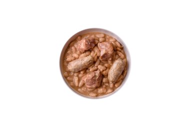 Klasik bir Fransız yemeği olarak fasulye, et ve sosis, sebze, tuz ve baharatlı Cassoulet.