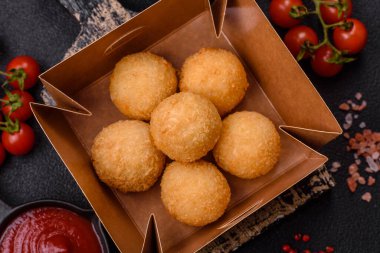 Fast food peynir topları. Koyu beton arka planda tuz ve baharatla eklenmiş.