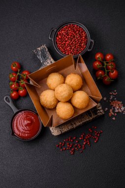 Fast food peynir topları. Koyu beton arka planda tuz ve baharatla eklenmiş.