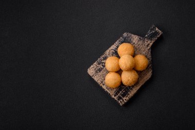 Fast food peynir topları. Koyu beton arka planda tuz ve baharatla eklenmiş.