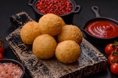 Fast food peynir topları. Koyu beton arka planda tuz ve baharatla eklenmiş.