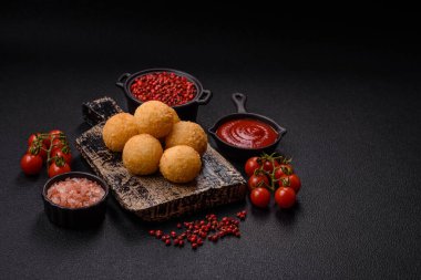 Fast food peynir topları. Koyu beton arka planda tuz ve baharatla eklenmiş.