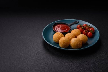 Fast food peynir topları. Koyu beton arka planda tuz ve baharatla eklenmiş.