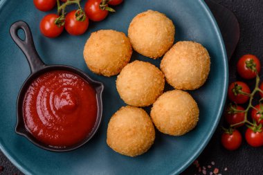 Fast food peynir topları. Koyu beton arka planda tuz ve baharatla eklenmiş.