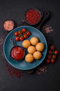 Fast food peynir topları. Koyu beton arka planda tuz ve baharatla eklenmiş.