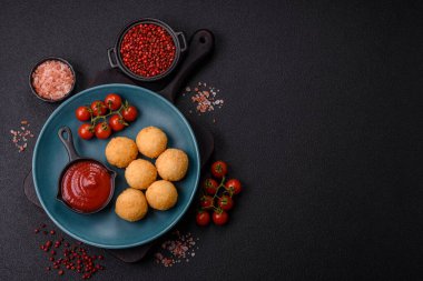 Fast food peynir topları. Koyu beton arka planda tuz ve baharatla eklenmiş.