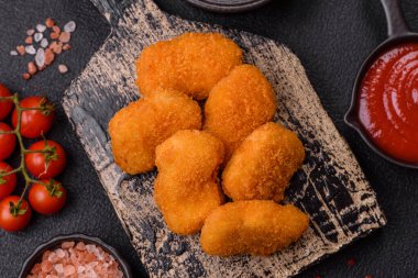 Kızarmış tavuk paneli tavuk göğsü filetoları beyaz arka planda izole edilmiş.