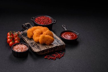 Kızarmış tavuk paneli tavuk göğsü filetoları beyaz arka planda izole edilmiş.