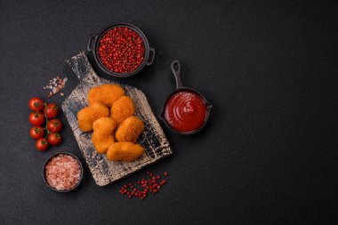 Kızarmış tavuk paneli tavuk göğsü filetoları beyaz arka planda izole edilmiş.