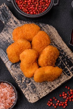 Kızarmış tavuk paneli tavuk göğsü filetoları beyaz arka planda izole edilmiş.