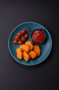 Kızarmış tavuk paneli tavuk göğsü filetoları beyaz arka planda izole edilmiş.