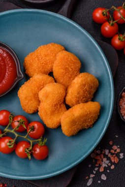 Kızarmış tavuk paneli tavuk göğsü filetoları beyaz arka planda izole edilmiş.